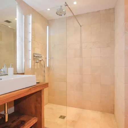 4 Bedroom Beautiful In 费里切托